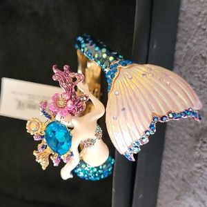NWT  Fabulous Betsy Johnson mermaid clamp bracelet Rhinestone accents